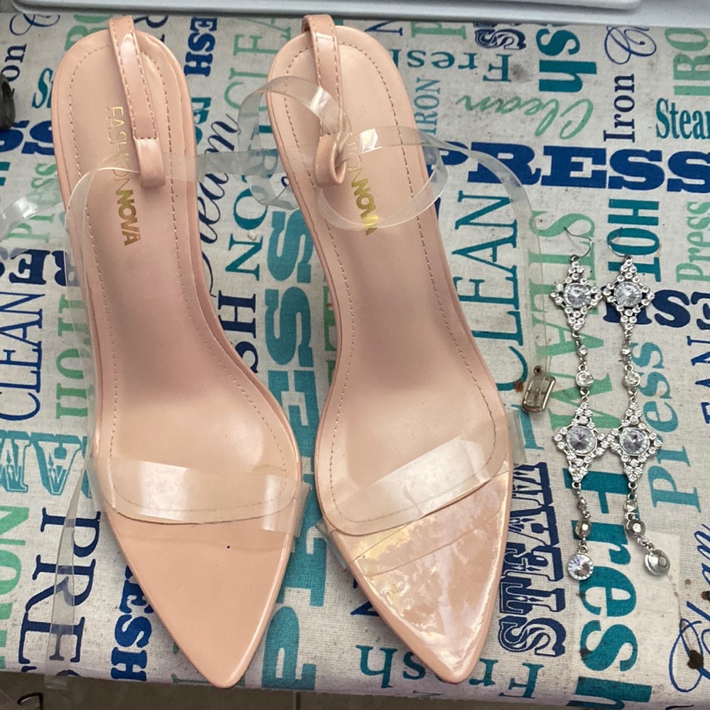 These fashion nova shoes with earrings size eight comes on a box it’s cream